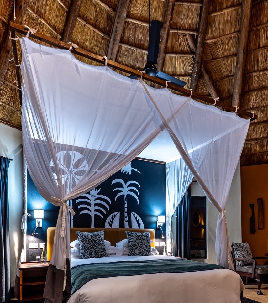 Canopy bed suite at Albida - Victoria Falls